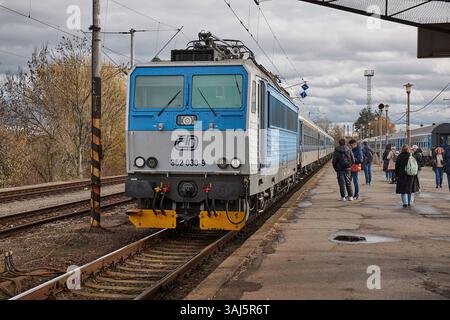 Personenzug, der am Bahnhof ankommt Stockfoto