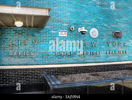 City of New York Office of Chief Medical Examiner, Schild an der Außenfassade des Gebäudes, New York City, New York, USA Stockfoto