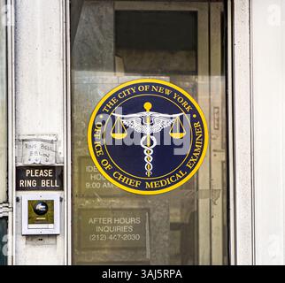 City of New York Office of Chief Medical Examiner, Schild an der Außenfassade des Gebäudes, New York City, New York, USA Stockfoto
