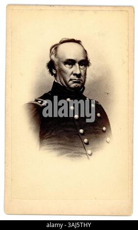 Dieses Foto von Henry Wager Halleck, das zwischen 1861 und 1865 aufgenommen wurde, zeigt den General der Union, der während des Amerikanischen Bürgerkriegs als Stabschef diente. Das Porträt spiegelt den formalen fotografischen Stil der Epoche wider. Stockfoto