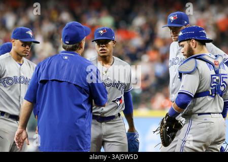 6. August 2017: John Gibbons (5), Trainer der Toronto Blue Jays, besucht den Hügel, um den Pitcher Marcus Stroman (6) im siebten Inning während des MLB-Spiels zwischen den Toronto Blue Jays und den Houston Astros im Minute Maid Park in Houston, Texas, zu entlasten. John Glaser/CSM. (Kreditbild: &Copy; John Glaser/CSM via ZUMA Wire) Stockfoto
