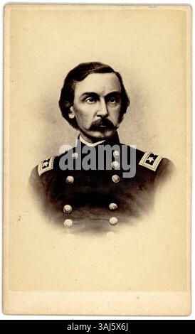 Dieses Foto, das zwischen 1861 und 1865 aufgenommen wurde, zeigt Gouverneur Kemble Warren, einen Gewerkschaftsgeneral während des Amerikanischen Bürgerkriegs. Von Joseph Ward in Boston aufgenommen, reflektiert es die formale Porträtdarstellung der Zeit. Stockfoto