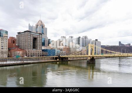 Pittsburgh, Pennsylvania, USA - 11. Januar 2020: Skyline der Innenstadt von Pittsburgh. Stockfoto