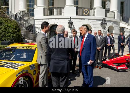 Washington, Usa. April 2025. U. US-Präsident Donald Trump, rechts, spricht mit Joey Logano (links) und Roger Penske (Mitte), dem NASCAR Cup Series Champion Fahrer 2024, während einer Veranstaltung zu Ehren des Autorennsports im Südportico des Weißen Hauses, 9. April 2025 in Washington, DC Credit: Daniel Torok/White House Photo/Alamy Live News Stockfoto