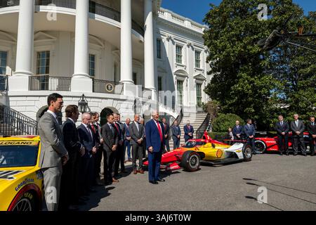 Washington, Usa. April 2025. U. US-Präsident Donald Trump posiert mit 2024 Joey Logano und anderen Rennfahrern im South Portico of the White House, 9. April 2025 in Washington, DC. Credit: Joyce Boghosian/White House Photo/Alamy Live News Stockfoto