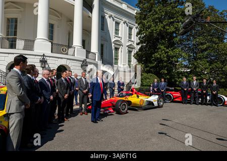 Washington, Usa. April 2025. U. US-Präsident Donald Trump posiert mit 2024 Joey Logano und anderen Rennfahrern im South Portico of the White House, 9. April 2025 in Washington, DC. Credit: Joyce Boghosian/White House Photo/Alamy Live News Stockfoto
