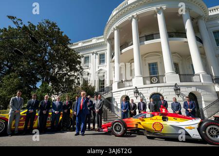 Washington, Usa. April 2025. U. US-Präsident Donald Trump posiert mit 2024 Joey Logano und anderen Rennfahrern im South Portico of the White House, 9. April 2025 in Washington, DC. Credit: Joyce Boghosian/White House Photo/Alamy Live News Stockfoto