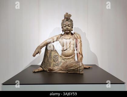 Eine Skulptur von Guanyin in der Wasser-Mond-Pose, geschaffen von einem unbekannten chinesischen Künstler. Das Stück vom 21. August 2023 spiegelt die traditionelle chinesische buddhistische Ikonographie wider und betont die heitere und mitfühlende Natur des Bodhisattva. Stockfoto