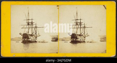 Dieses Foto von George Washington Wilson aus dem Jahr 1861 zeigt die HMS Cambridge, ein dreimastiges Kriegsschiff, das in Hamoaze, Plymouth, eine Großwaffenpraxis durchführt. Der Albumenabdruck fängt den Rauch des Kanonenschusses ein und zeigt Wilsons bahnbrechende Technik der sofortigen Fotografie. Stockfoto