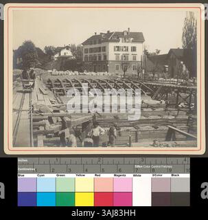 Dieses Foto von Robert Breitinger aus dem Jahr 1906 zeigt die Baustelle der Utobrücke, vom Seeufer aus gesehen, und erfasst die Gerüste und Arbeiter auf der Baustelle. Stockfoto