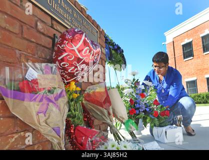 19. August 2017 – Kissimmee, FL, USA – Wanda Rentas, Vize-Bürgermeister von Kissimmee, Florida, stellt am Samstag, den 19. August 2017, ein Blumenarrangement in einer provisorischen Gedenkstätte vor dem Polizeiamt von Kissimmee. Ein Mann wurde beim Erschießungstod von zwei Polizisten der Kissimmee-Polizei am Freitag verhaftet. (Kreditbild: © Red Huber/TNS via ZUMA Wire) Stockfoto