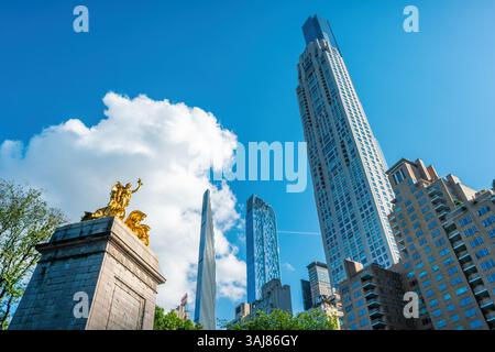 Maine National Monument und Wolkenkratzer im Central Park, Midtown Manhattan, New York City, USA Stockfoto