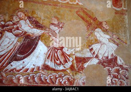 Dieses zwischen 1135 und 1140 entstandene Fresko zeigt den Verrat und die Verhaftung Christi, mit Simon von Kyrene, das Kreuz Christi trägt. Das Werk wird einem anonymen Künstler zugeschrieben, der einen Moment aus der Passion-Erzählung zeigt und die Rolle von Simon bei der Tragung des Kreuzes betont. Das Fresko ist Teil der historischen religiösen Kunstwerke aus dem Mittelalter. Stockfoto