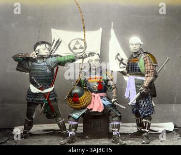 Gemalte Fotografie aus Japan, vor 1886, die Samurai zeigt, die Adolfo Farsari zugeschrieben wurden und einen historischen Blick auf die japanische Kultur und Kriegsführung bietet. Stockfoto