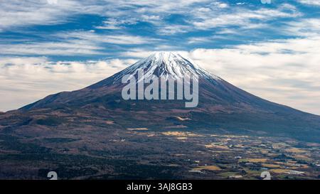 Die majestätische Figur des Mt. Fuji vom Gipfel des Mt. Ryugatake, Stadt Fujikawaguchiko, Präfektur Yamanashi, Japan Stockfoto
