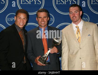 11. Juli 2007 - Hollywood, KALIFORNIEN, USA - 11. Juli 2007 - Hollywood, Kalifornien - Boise State Football Spieler Ian Johnson und Jared Zabransky mit Cheftrainer Chris Peterson (Mitte). ESPY Awards 2007 - Pressesaal im Kodak Theatre. Foto: Byron Purvis/AdMedia Stockfoto
