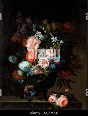 Dieses Stillleben aus dem 17. Jahrhundert, das Pieter Hardimé zugeschrieben wird, zeigt eine detaillierte Darstellung von Tulpen, Nelken, Chrysanthemen und anderen Blumen in einer Glasvase, die auf einem Steinvorsprung platziert ist. Das Öl-auf-Leinwand-Werk veranschaulicht die niederländische Barock-Stillleben-Malerei. Stockfoto