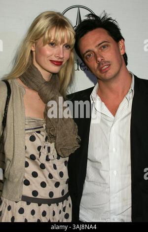 19. Oktober 2006 – Beverly Hills, CA, USA – 19. Oktober 2006 – Beverly Hills, Kalifornien. Kirsty Hume und Ehemann Donovan Leitch. Das Esquire Magazine präsentiert das „Esquire House 360“ mit einer Eröffnungsfeier für „The Art of Elysium“. Foto: Byron Purvis/AdMedia Stockfoto