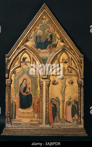 Dieses dreigliedrige Werk von Maestro Daddesco präsentiert die Jungfrau und das Kind umgeben von Heiligen, zusammen mit Darstellungen der Kreuzigung und der Krönung der Jungfrau, typisch für die religiöse Kunst des 14. Jahrhunderts. Stockfoto