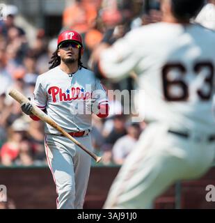 20. August 2017: Philadelphia Phillies Shortstop Freddy Galvis (13) beobachtet, wie sein High-Pop-up während eines MLB-Spiels zwischen den Philadelphia Phillies und den San Francisco Giants im AT&T Park in San Francisco, Kalifornien, gefangen wird. Valerie Shoaps/CSM(Kreditbild: &Copy; Valerie Shoaps/CSM via ZUMA Wire) Stockfoto