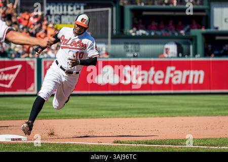 20. August 2017: Der Mittelfeldspieler Adam Jones (10) von Baltimore Orioles wird Dritter während des MLB-Spiels zwischen Los Angeles Angels und Baltimore Orioles im Oriole Park at Camden Yards in Baltimore, Maryland. Scott Taetsch/CSM(Kreditbild: &Copy; Scott Taetsch/CSM via ZUMA Wire) Stockfoto