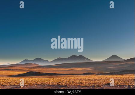 Berggipfel und Wüstenlandschaft von der Straße zum Paso Sico. Atacama-Wüste, Chile, Region Antofagasta, Atacama-Wüste, San Pedro De Atacama Stockfoto