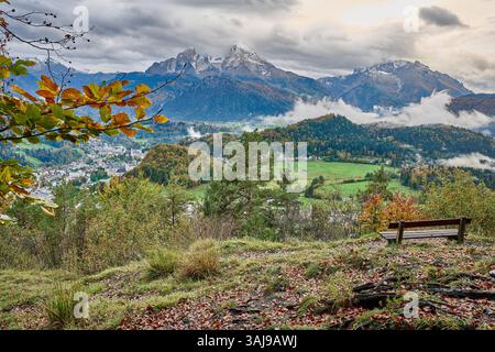 Blick von der Marxenhoehe in Richtung Berchtesgaden mit Watzmann und Hochkalter, Deutschland, Bayern, Berchtesgaden Stockfoto