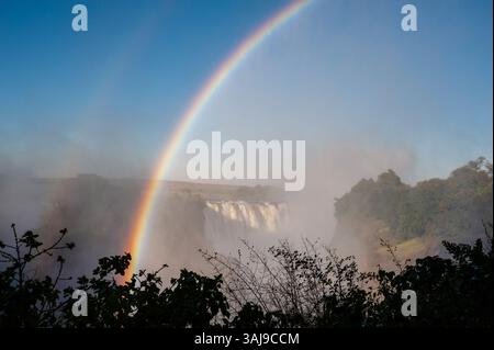 Ein doppelter Regenbogen über den nebligen Victoria Falls, Simbabwe, Victoria Falls National Park Stockfoto