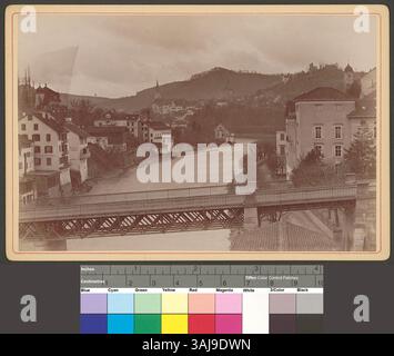 Dieses Foto zeigt die Stadt Baden mit der Schiefen Brücke über die Limmat, vom Limmathof aus gesehen, mit Blick nach Süden. Stockfoto