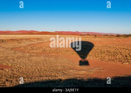 Der Schatten eines Heißluftballons, der über die Namib-Wüste, Namibia und den Namib Naukluft-Nationalpark geworfen wird Stockfoto