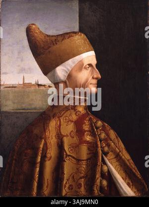 Dieses Porträt von 1501-1503, das Vittore Carpaccio zugeschrieben wird, stellt den Dogen Leonardo Loredan dar. Die Öltafel unterstreicht Loredans würdevolles Aussehen und den Status Venedigs während der Renaissance. Stockfoto