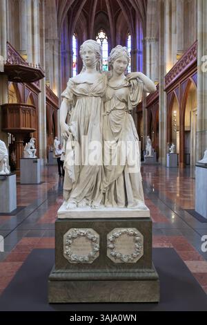 Eine Doppelstatue der Prinzessinnen Luise und Friederike von Preußen, geschaffen von Johann Gottfried Schadow 1795. Die Statue aus Gips ist in der Friedrichswerderschen Kirche in Berlin untergebracht. Stockfoto