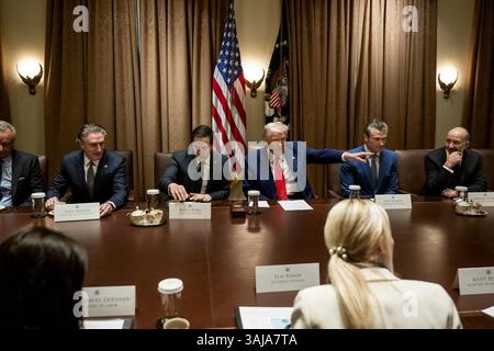 Washington, Usa. April 2025. U. US-Präsident Donald Trump, Mitte, spricht während einer Kabinettssitzung im Kabinettssaal des Weißen Hauses am 10. April 2025 in Washington, DC. Das Treffen findet einen Tag statt, nachdem Trump seine globalen gegenseitigen Zölle angehalten hatte. Quelle: Molly Roberts/White House Photo/Alamy Live News Stockfoto