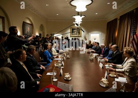 Washington, Usa. April 2025. U. US-Präsident Donald Trump, Mitte rechts, leitet eine Kabinettssitzung im Kabinettssaal des Weißen Hauses am 10. April 2025 in Washington, DC. Das Treffen findet einen Tag statt, nachdem Trump seine globalen gegenseitigen Zölle unterbrochen hatte. Quelle: Molly Roberts/White House Photo/Alamy Live News Stockfoto