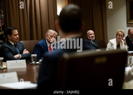 Washington, Usa. April 2025. U. US-Präsident Donald Trump, Center, hört während einer Kabinettssitzung im Kabinettssaal des Weißen Hauses am 10. April 2025 in Washington, DC, zu. Das Treffen findet einen Tag statt, nachdem Trump seine globalen gegenseitigen Zölle unterbrochen hatte. Quelle: Molly Roberts/White House Photo/Alamy Live News Stockfoto
