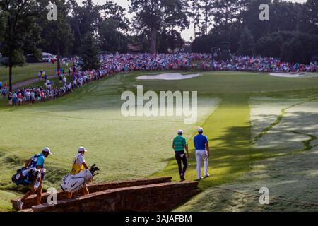 10. August 2017: Jordan Spieth und Brooks Koepka aus den Vereinigten Staaten gehen über die Brücke zum 13. Grün, während sich die Fans während der ersten Runde der 99. PGA Championship im Quail Hollow Club in Charlotte, NC, versammeln. (Scott Kinser/Cal Sport Media)(Credit Image: &Copy; Scott Kinser/CSM via ZUMA Wire) Stockfoto
