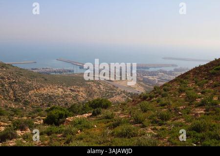 Panoramablick auf den Hafen von Agadir, die grünen Hügel und den Ozean Horizont in der Stadt Agadir Stockfoto