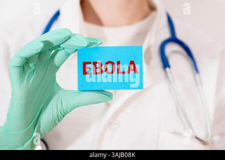 Ein Arzt zeigt ein Schild mit dem Wort ebola. Stockfoto