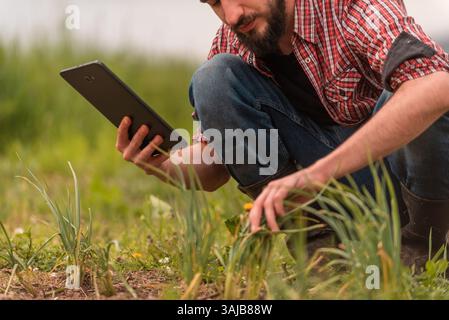 Farmer Plantagen Qualität durch Tablettenlandwirtschaft modernes Technologiekonzept Smart Farming. Stockfoto
