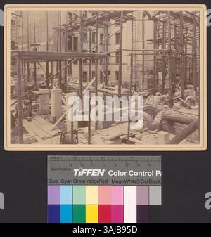 Dieses Foto aus dem Jahr 1899 zeigt die im Bau befindliche Fraumünster-Kirche mit Gerüsten an der Südwestseite des Gebäudes. Das Bild bietet einen seltenen Blick auf Zürichs ikonische Kirche während der Renovierung. Stockfoto