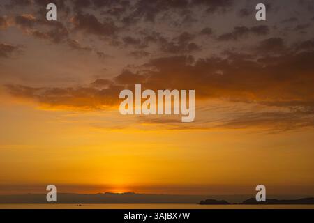 Sonnenuntergang über dem Pazifischen Ozean von der Küste von Lima, Peru Stockfoto