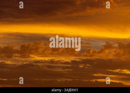 Sonnenuntergang über dem Pazifischen Ozean von der Küste von Lima, Peru Stockfoto