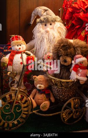 Weihnachtsmann, Frosty der Schneemann, zwei Teddybären und ein Lebkuchenmann warten auf Weihnachten Stockfoto