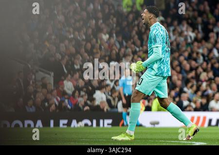 London, Großbritannien. April 2025. London, England, 11. April 2025: Kaua Santos (40 Eintracht Frankfurt) feiert Hugo Ekitike (11 Eintracht Frankfurt) beim UEFA Europa League Spiel zwischen Tottenham Hotspur und Eintracht Frankfurt im Tottenham Hotspur Stadium in London. (Pedro Porru/SPP) Credit: SPP Sport Press Photo. /Alamy Live News Stockfoto