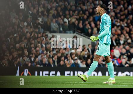 London, Großbritannien. April 2025. London, England, 11. April 2025: Kaua Santos (40 Eintracht Frankfurt) feiert Hugo Ekitike (11 Eintracht Frankfurt) beim UEFA Europa League Spiel zwischen Tottenham Hotspur und Eintracht Frankfurt im Tottenham Hotspur Stadium in London. (Pedro Porru/SPP) Credit: SPP Sport Press Photo. /Alamy Live News Stockfoto