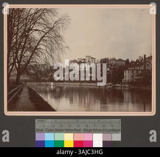 Diese Fotografie von Robert Breitinger aus dem Jahr 1890 zeigt die Drahtschmidlisteg-Brücke über die Limmat, von Platzspitz aus gesehen, mit einem Schild für die Brauerei (Brasserie G. Steuble) auf einem Gebäude. Stockfoto