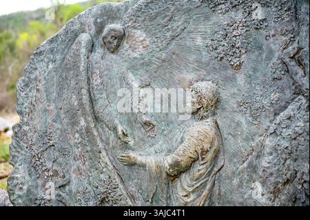 Die Qual Jesu im Garten, die Inschrift lautet: „Nicht mein Wille, sondern dein Wille, sei geschehen“ – Berg Križevac (der Kreuzberg) in Medjugorje. Stockfoto