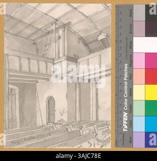 Dieses Bild zeigt eine Innenansicht der ehemaligen Pfarrkirche St. Martin in Ilanz, Schweiz, mit Schwerpunkt auf dem Sitzbereich und dem Eingangsteil der Kirche. Stockfoto