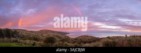 Schwache Regenbogenbögen Über Santa Cruz Island Im Channel Islands National Park Stockfoto