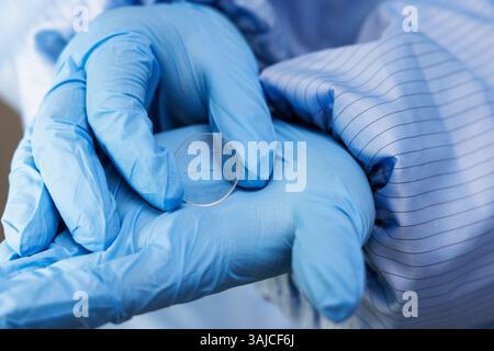Peking, China. April 2025. Ein Forscher zeigt die zu testende Mondprobe im Nano-Sekundärionen-Massenspektrometer-Labor (NanoSIMS Lab) des Instituts für Geologie und Geophysik der Chinesischen Akademie der Wissenschaften am 8. April 2025 in Peking, Hauptstadt Chinas. Die jüngste Entdeckung aus Gesteinsproben, die von der chinesischen Mondmission Chang'e-6 zurückgegeben wurden, zeigt, dass der Mond auf der anderen Seite weniger Wasser enthält als auf der nahen Seite, was darauf hindeutet, dass die "verborgene Hemisphäre", die immer von der Erde weg zeigt, tendenziell viel trockener ist. Quelle: Jin Liwang/Xinhua/Alamy Live News Stockfoto
